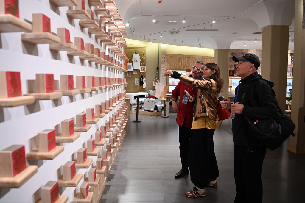 10月11日，外國嘉賓在敦煌印局參觀。新華社記者 范培珅 攝