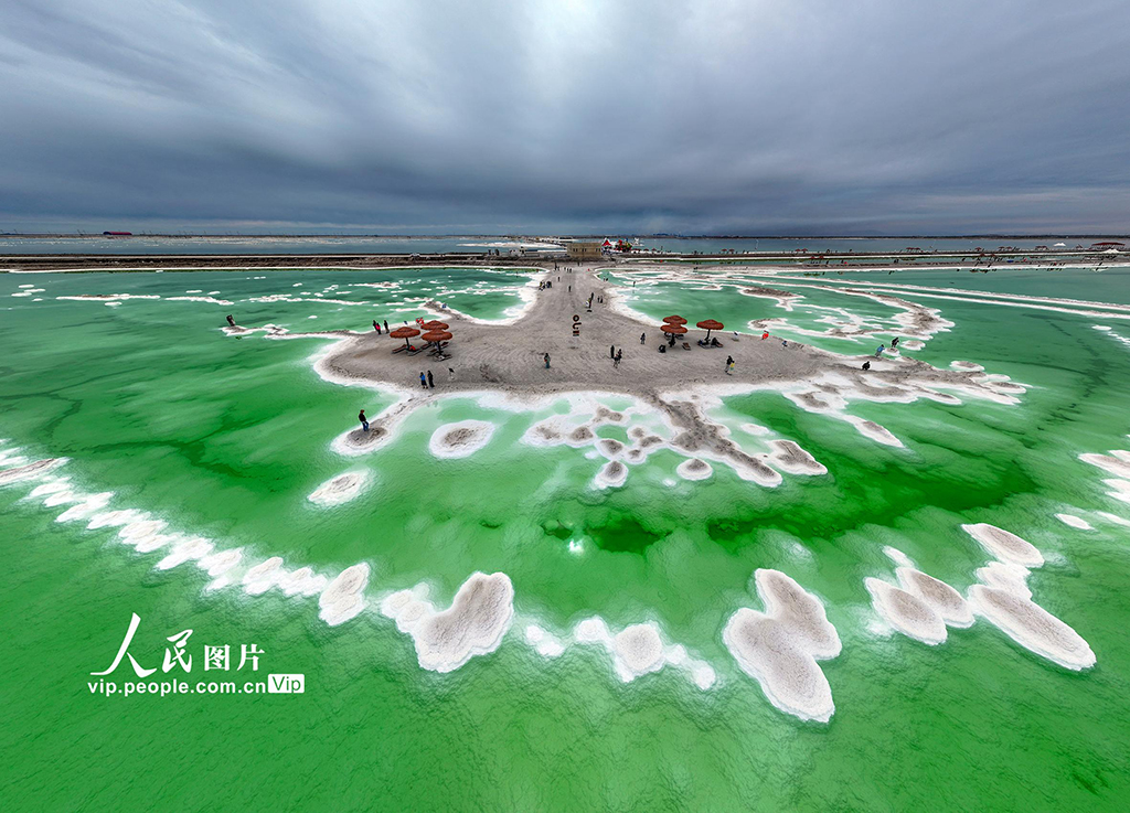 青海格爾木：察爾汗鹽湖風景壯美