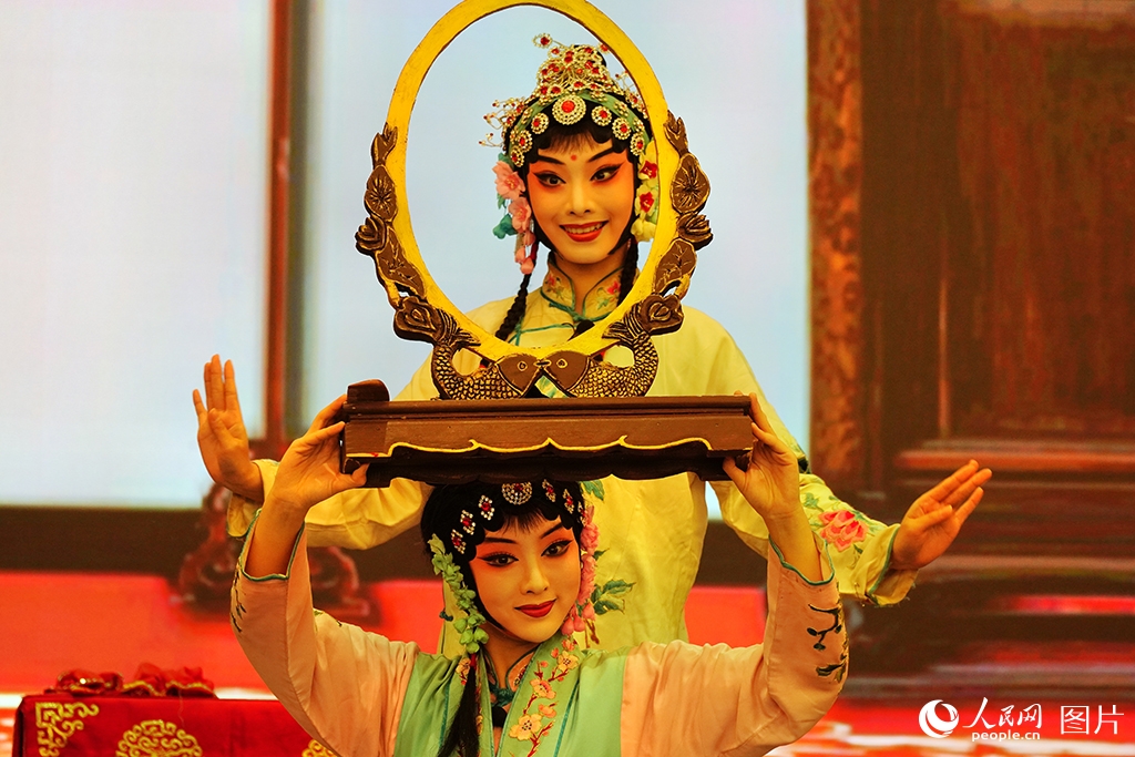 婺劇《掛畫》演員合影。