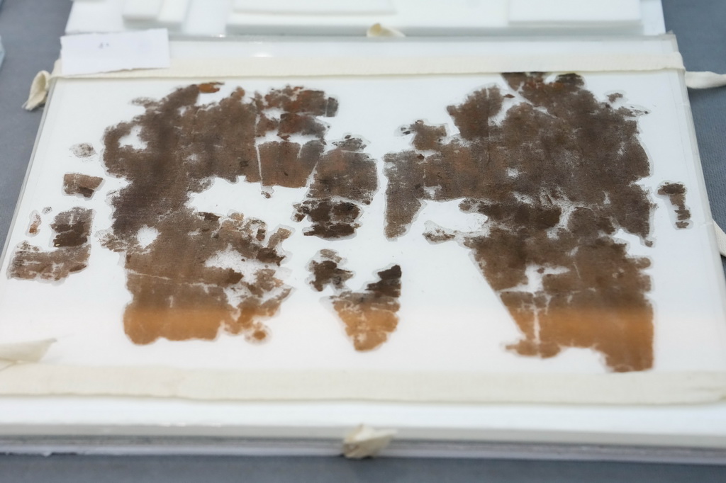 這是9月11日在湖南省博物館拍攝的部分長沙子彈庫戰國帛書。