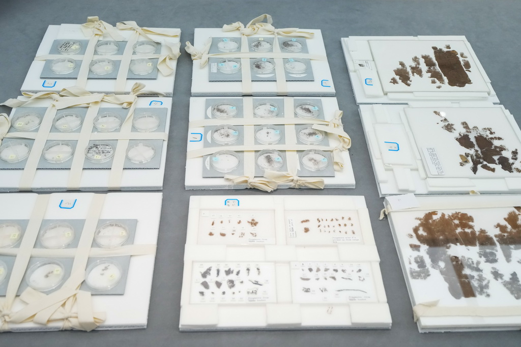 這是9月11日在湖南省博物館拍攝的部分長沙子彈庫戰國帛書。