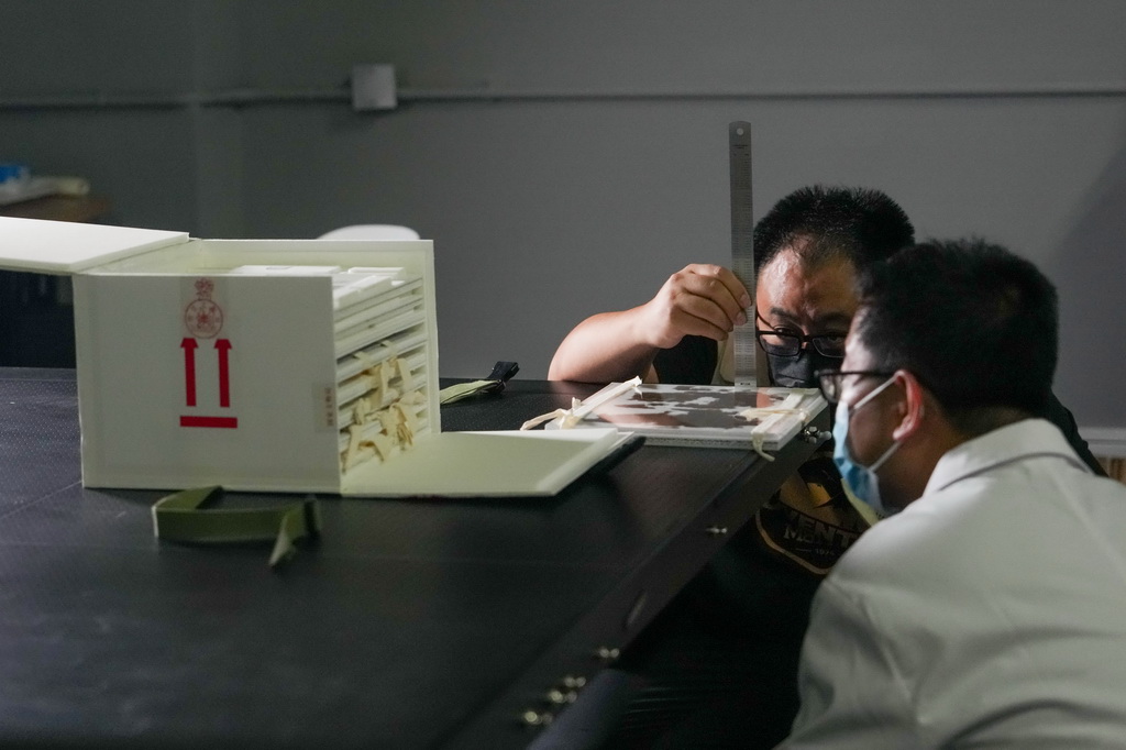9月11日，工作人員在湖南省博物館文物庫房內準備對長沙子彈庫戰國帛書進行標準化影像采集。