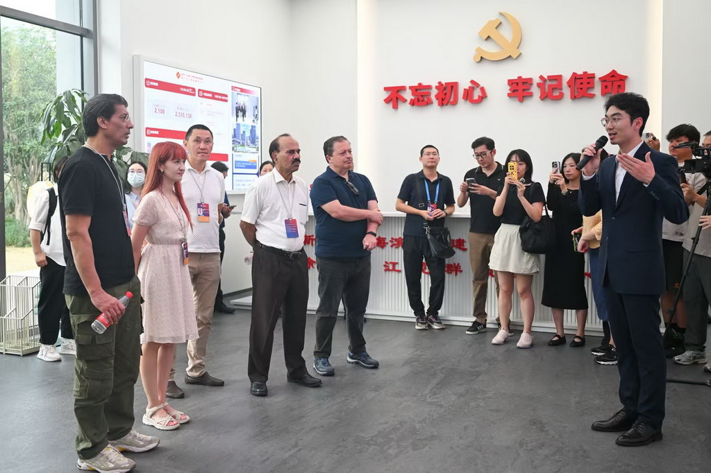 10月13日，嘉賓在上海徐匯濱江黨群服務中心參觀。新華社記者 陳浩明 攝