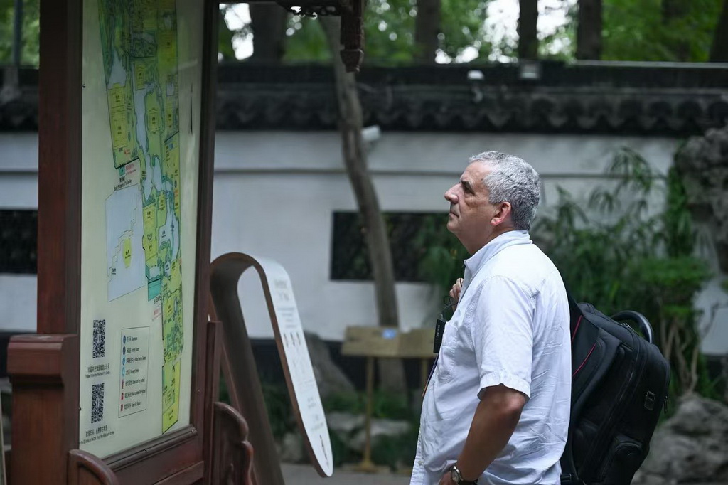 10月13日，嘉賓在上海豫園參觀。新華社記者 陳浩明 攝