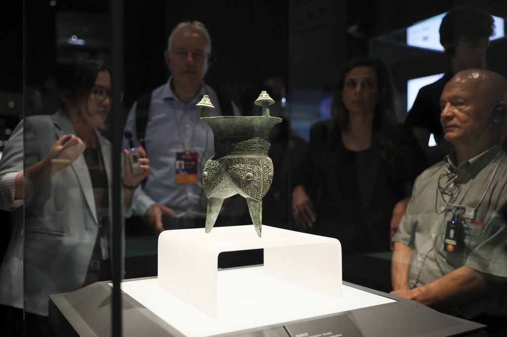 10月13日，嘉賓在上海博物館東館青銅館參觀。新華社記者 王翔 攝