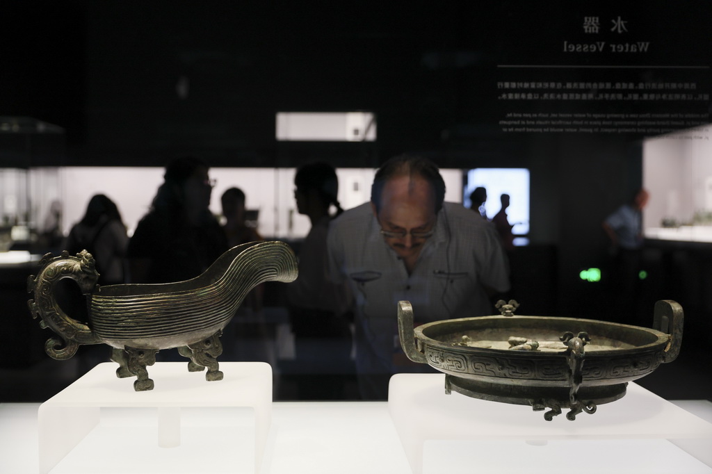 10月13日，嘉賓在上海博物館東館青銅館參觀。新華社記者 王翔 攝