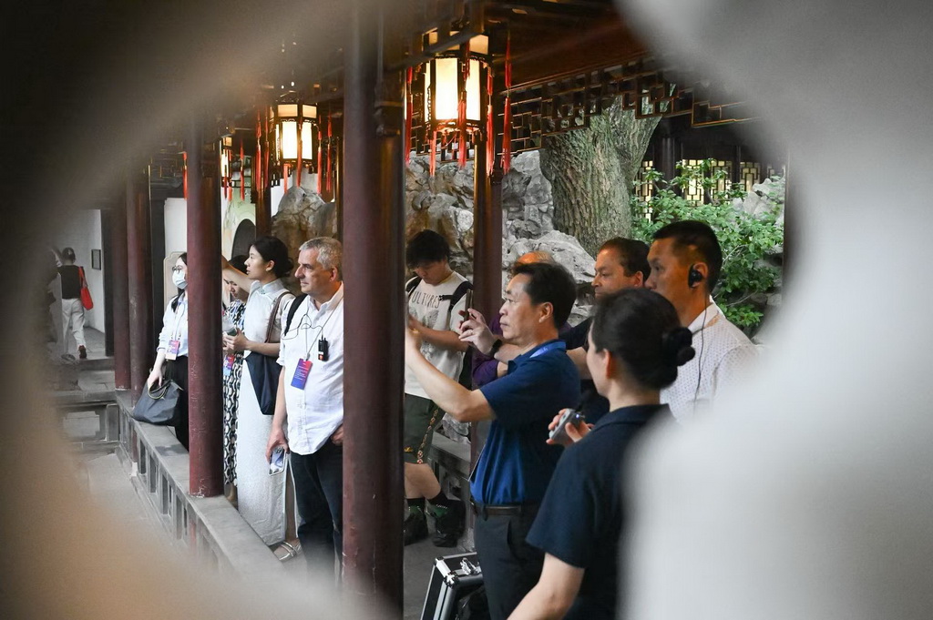 10月13日，嘉賓在上海豫園參觀。新華社記者 陳浩明 攝