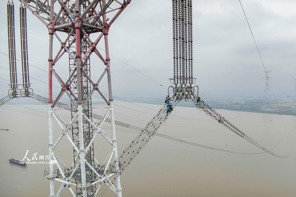 安徽樅陽:電力工人高空涂刷防冰涂料【3】
