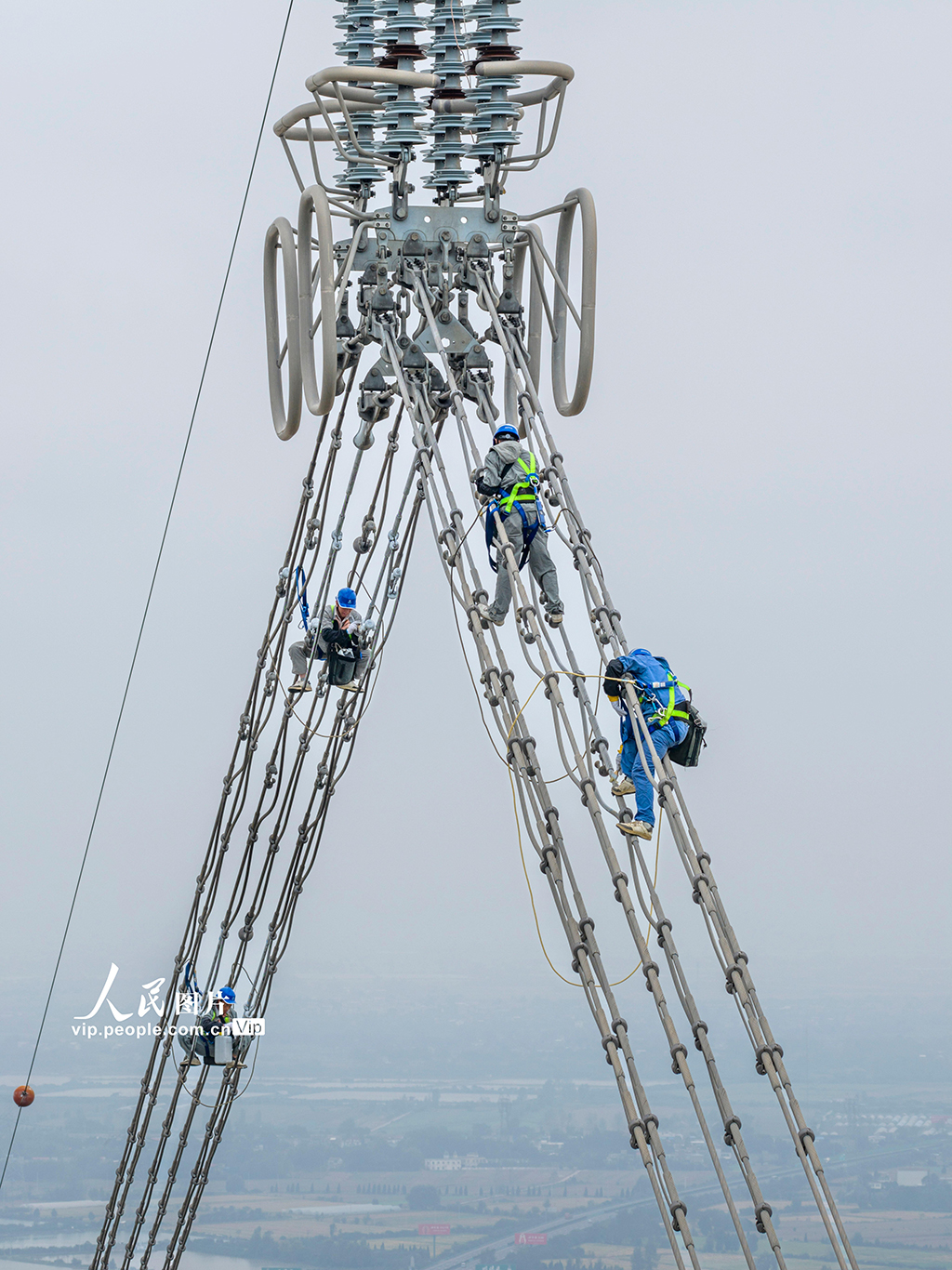 安徽樅陽:電力工人高空涂刷防冰涂料【4】