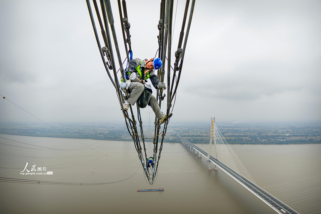 安徽樅陽:電力工人高空涂刷防冰涂料【2】