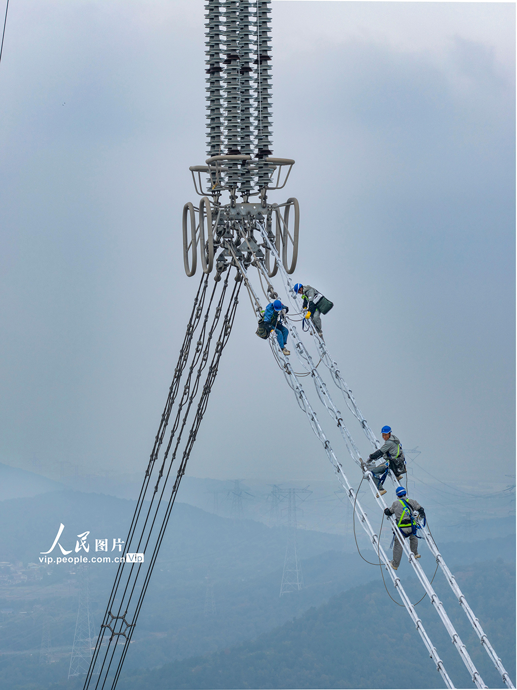 安徽樅陽:電力工人高空涂刷防冰涂料【5】