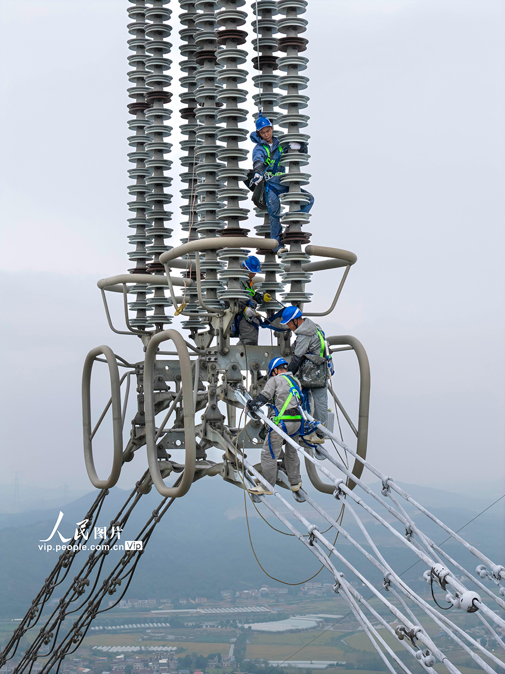 安徽樅陽:電力工人高空涂刷防冰涂料【6】