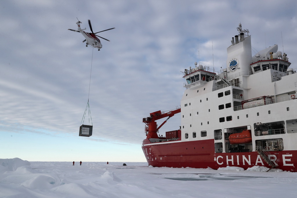 8月31日，直升機在吊運防熊籠。