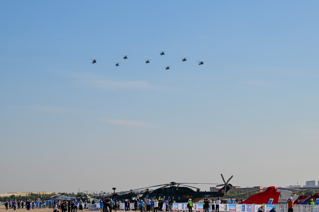 10月14日，參加飛行表演的直升機進行演練。新華社記者 孫凡越 攝