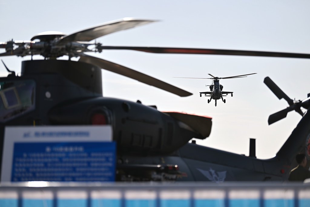 10月14日，參加飛行表演的直升機進行演練。新華社記者 李然 攝