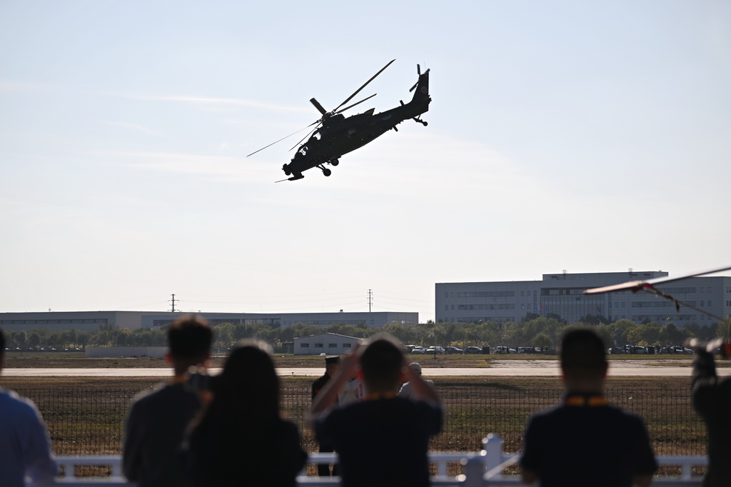 10月14日，參加飛行表演的直升機進行演練。新華社記者 李然 攝