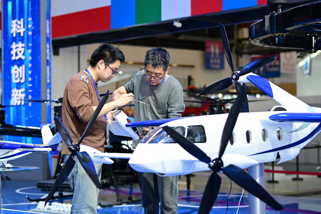 10月14日，工作人員在天津直博會直升機館內布展。新華社記者 孫凡越 攝