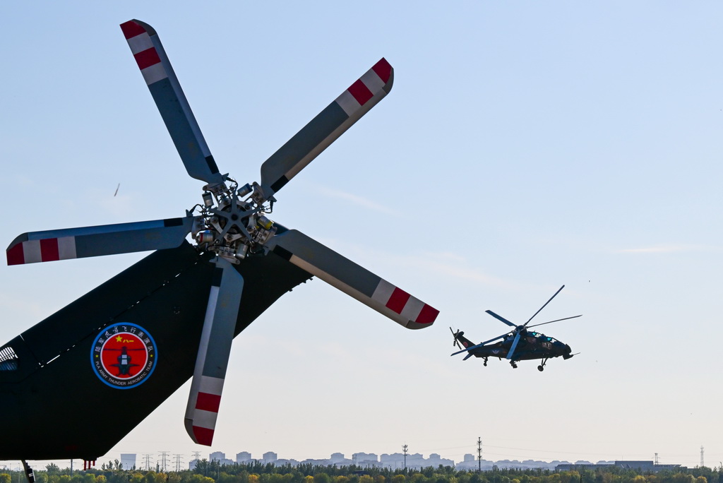 10月14日，參加飛行表演的直升機進行演練。新華社記者 孫凡越 攝