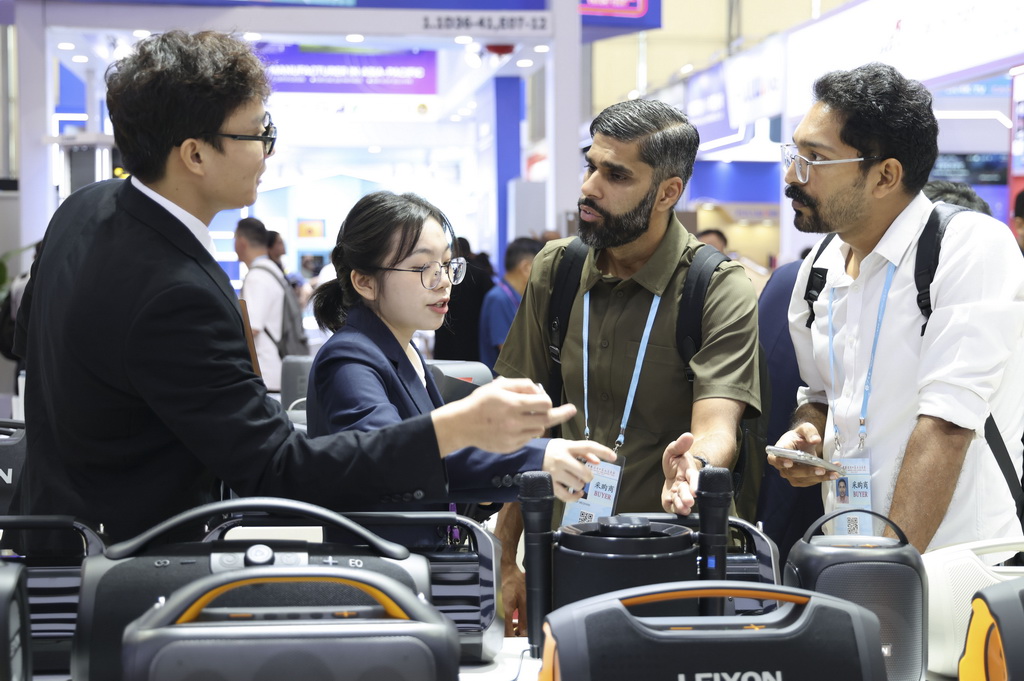 10月15日，客商在廣交會上咨詢了解音箱產品。