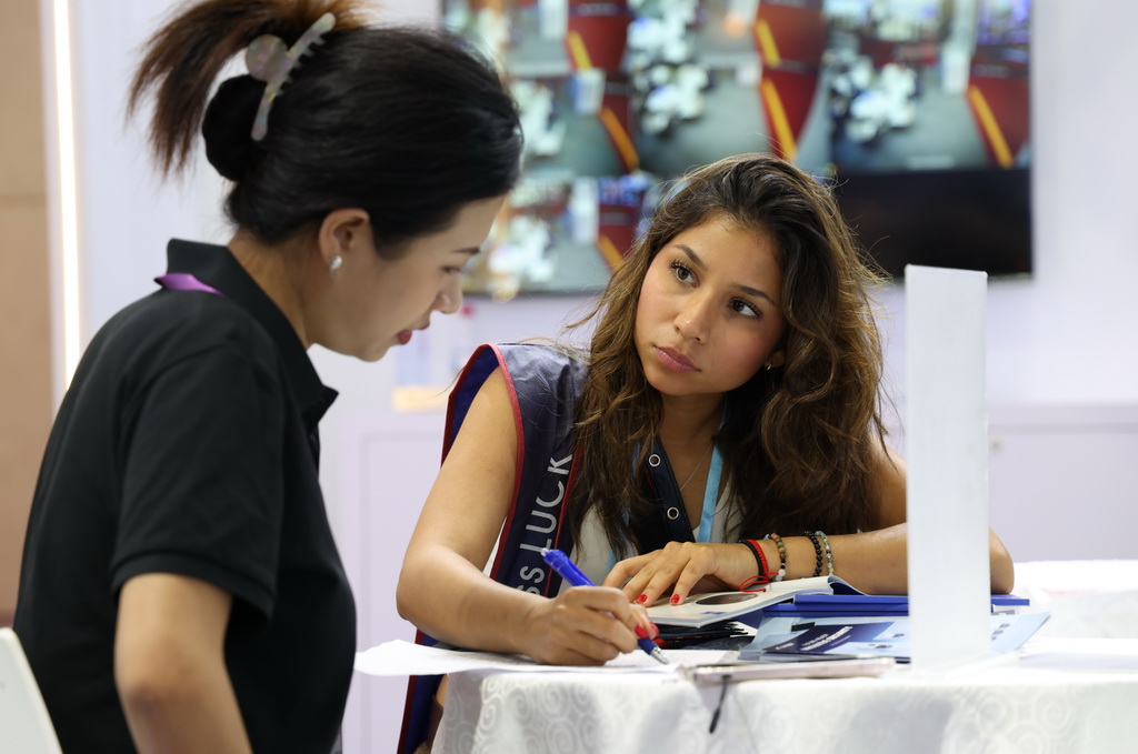 10月15日，客商在廣交會上洽談。
