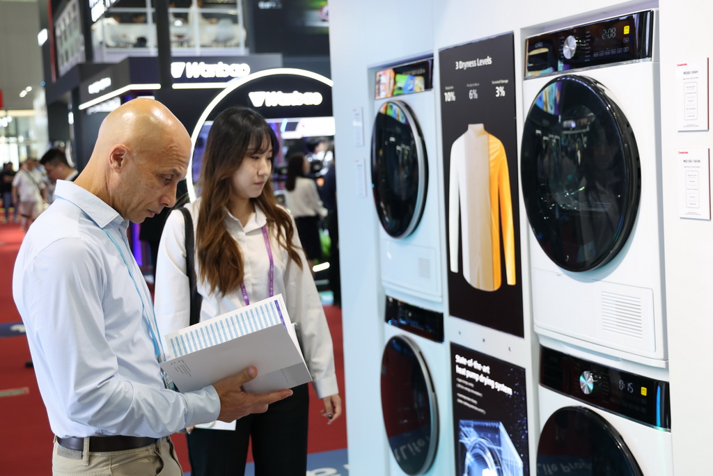 10月15日，客商在廣交會上咨詢了解智能洗衣機。