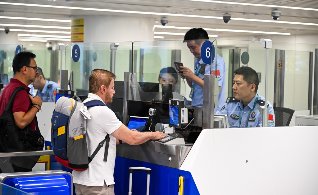 10月15日，入境旅客在?？诿捞m邊檢站辦理邊檢手續。