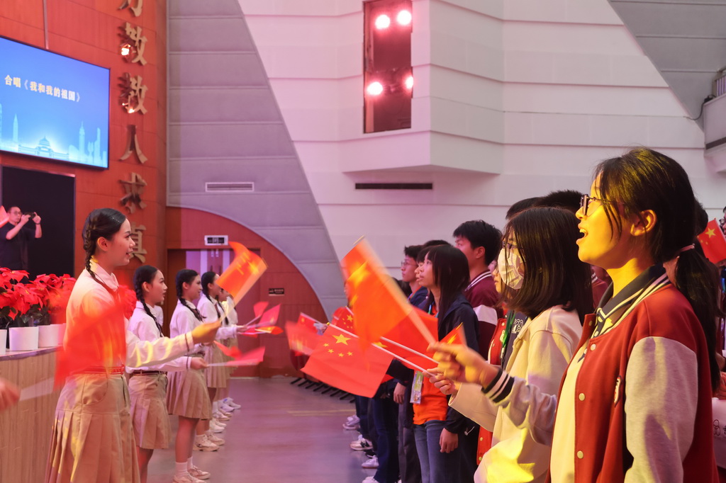 10月14日，香港金文泰中學師生與重慶市育才中學校師生合唱《我和我的祖國》。新華社記者 雷明宇 攝