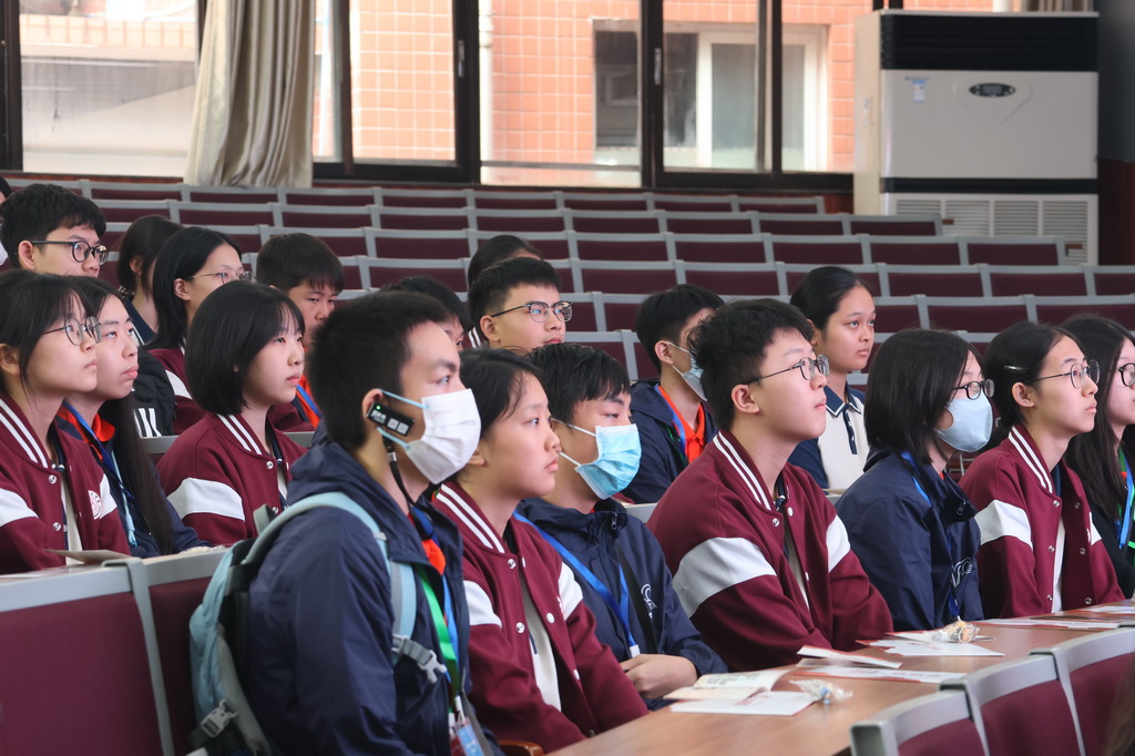 10月14日，香港金文泰中學學生與重慶市育才中學校學生共上一堂課。新華社記者 雷明宇 攝