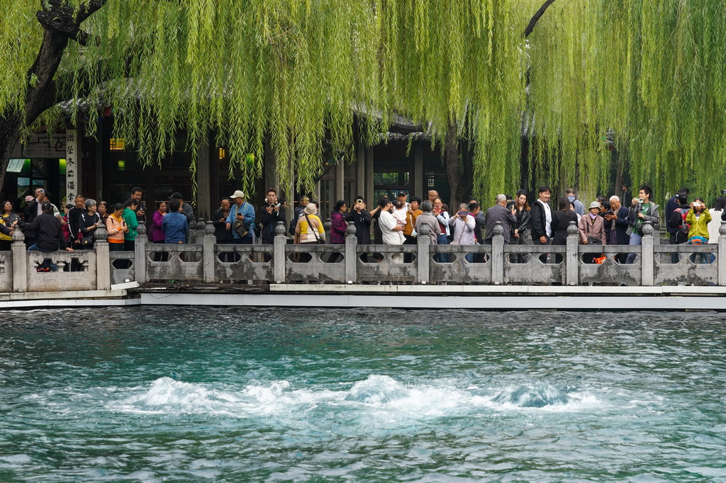 10月15日，游客在濟南趵突泉公園觀光游覽。趵突泉實時水位達到30.32米，刷新1966年以來的最高水位紀錄。