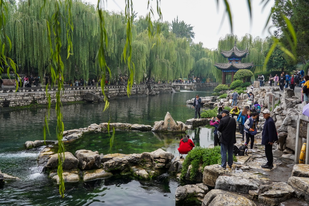 10月15日，游客在濟南白石泉觀光游覽。