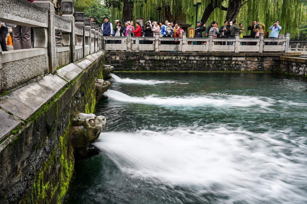 10月15日，游客在濟南黑虎泉觀光游覽。