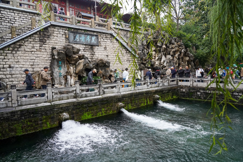 10月15日，游客在濟南黑虎泉觀光游覽。