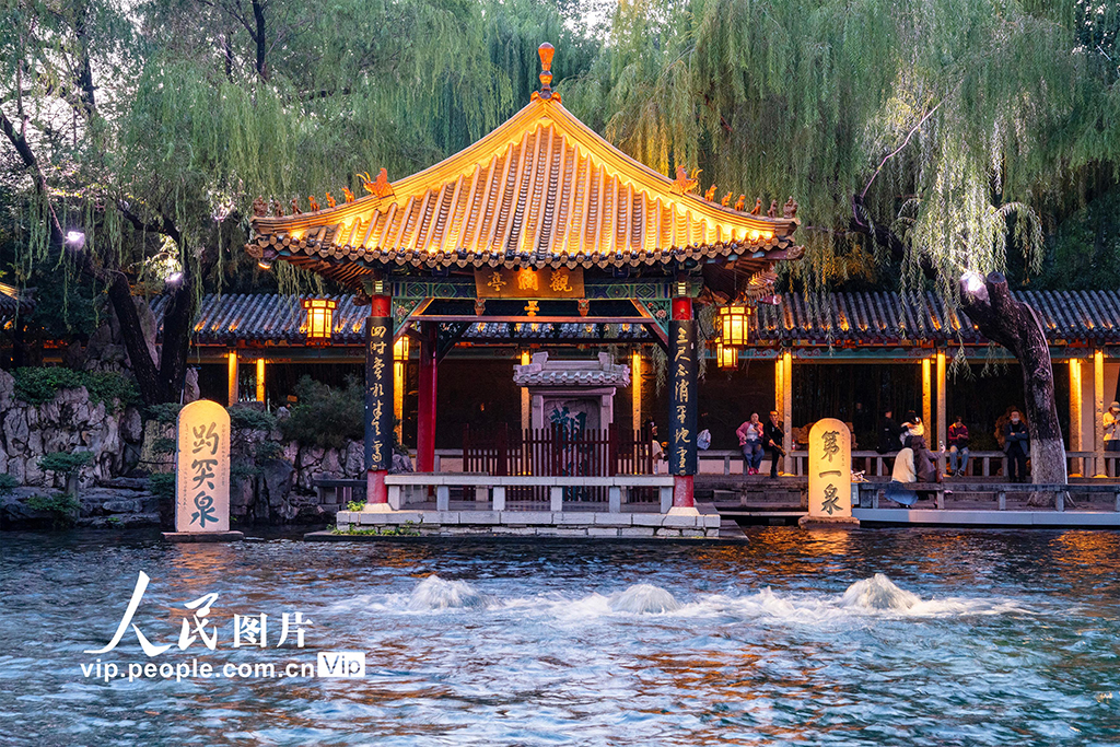 山東濟南：趵突泉再現“趵突騰空”景象