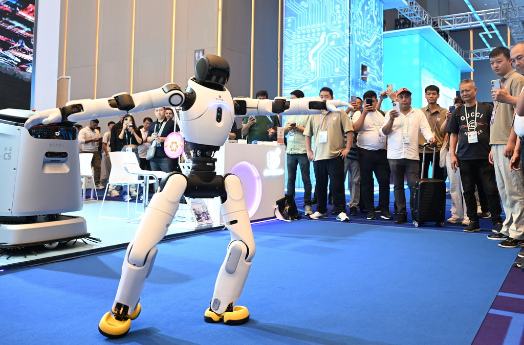 這是10月15日在第138屆廣交會服務機器人專區拍攝的人形機器人表演。新華社記者 鄧華 攝