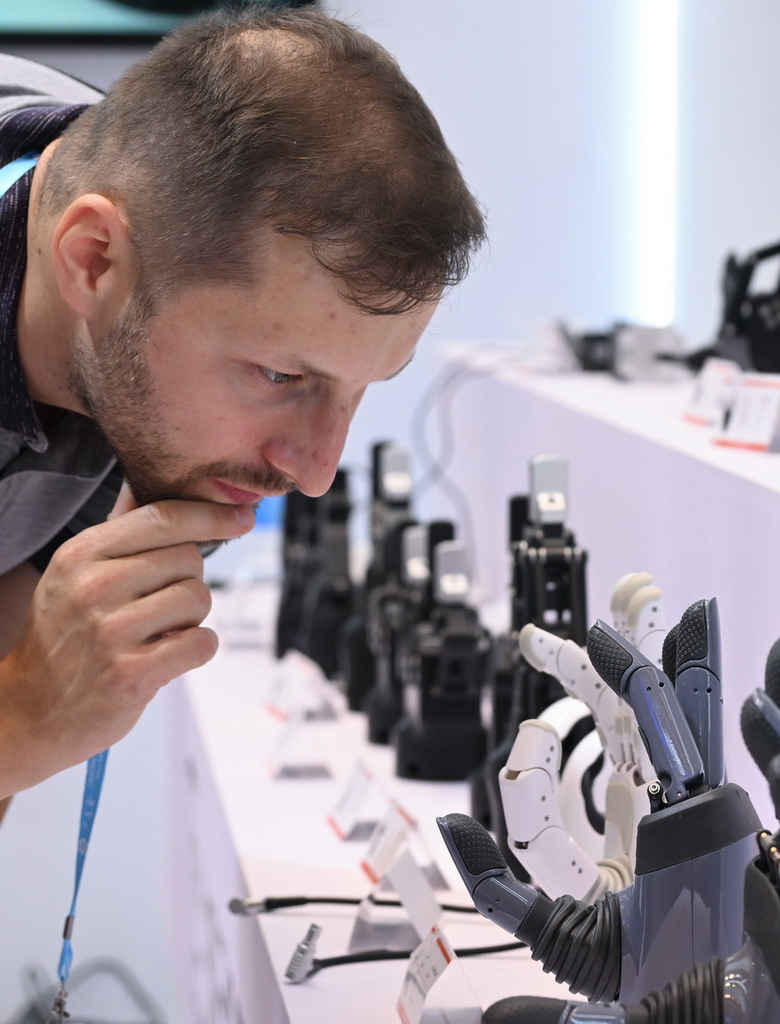 10月15日，境外采購商在第138屆廣交會服務機器人專區觀看機器手產品。新華社記者 鄧華 攝