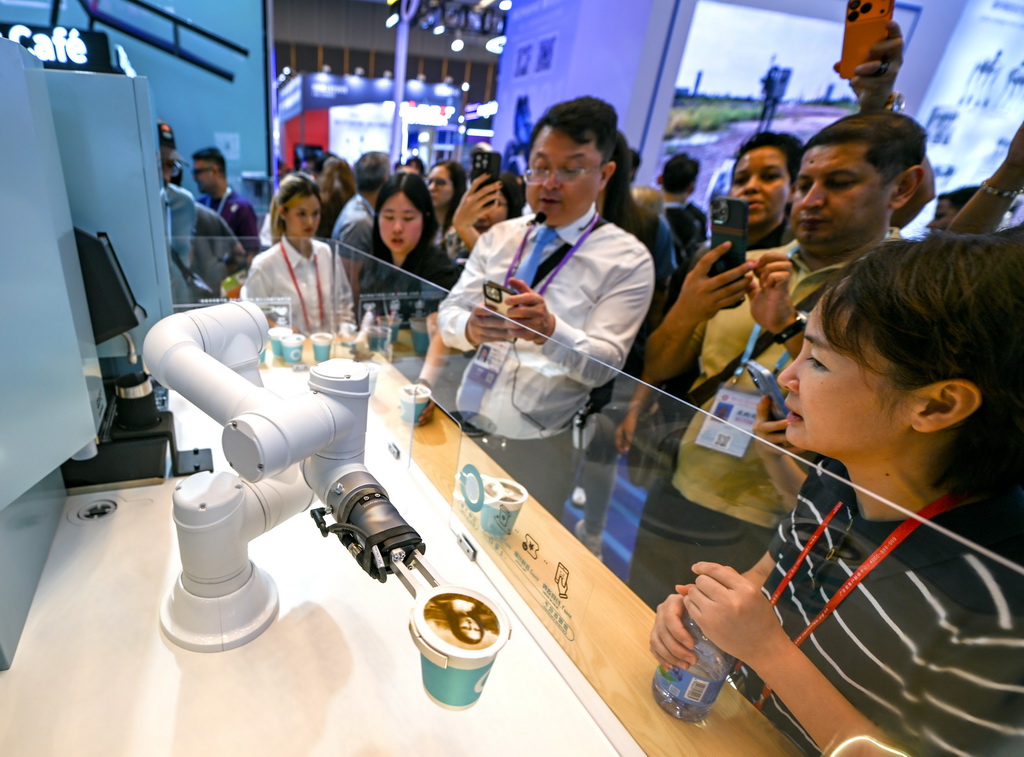10月15日，在第138屆廣交會服務機器人專區，展商向觀眾展示一款商用咖啡機器人設備。新華社記者 肖恩楠 攝