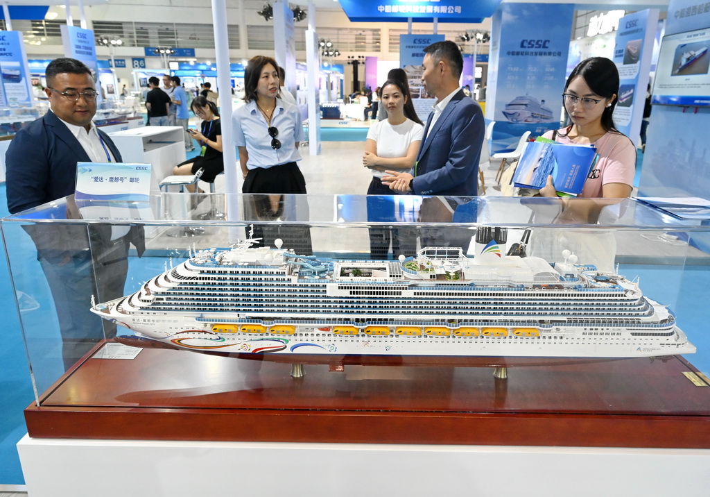 10月16日，與會人員在中國海洋裝備博覽會現場觀看“愛達·魔都號”郵輪模型。新華社記者 周義 攝
