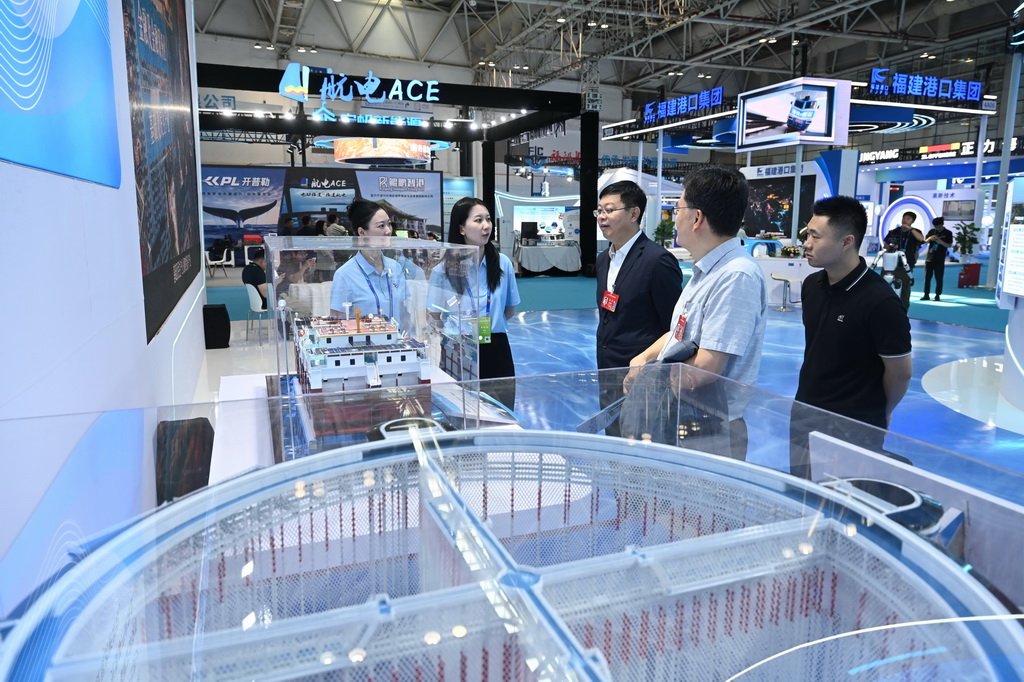 10月16日，與會人員在中國海洋裝備博覽會現場參觀。新華社記者 周義 攝