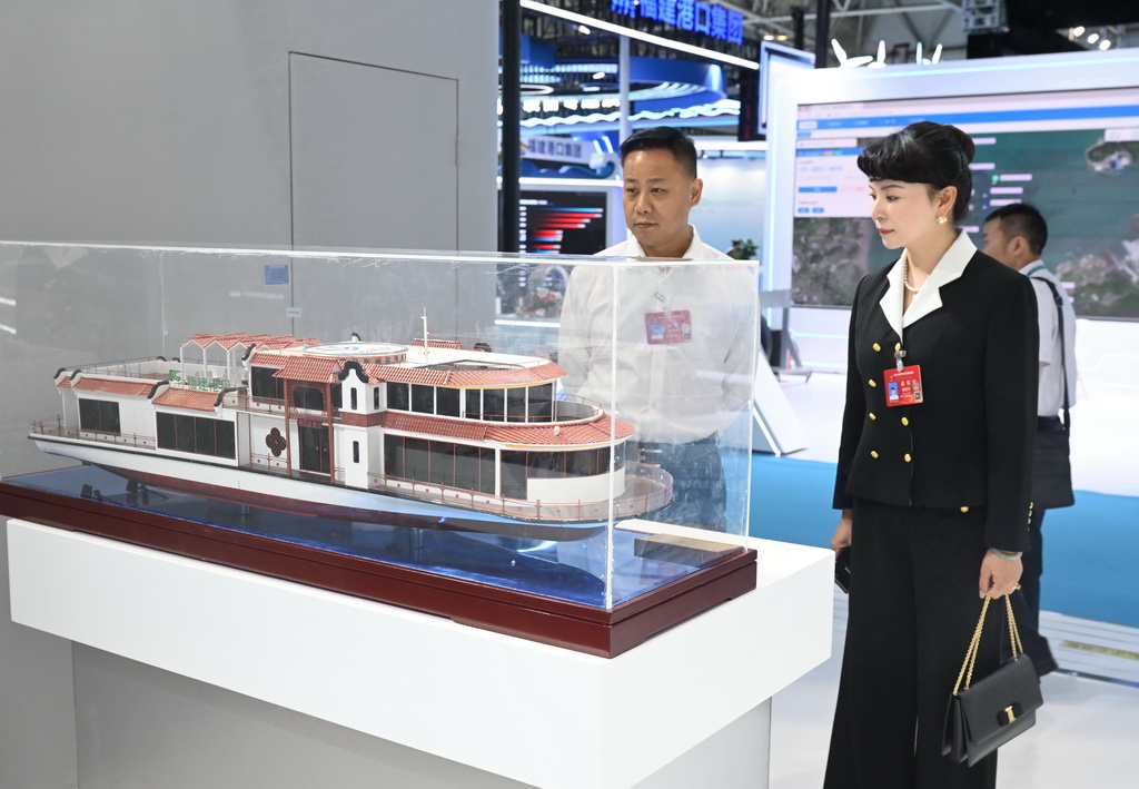 10月16日，與會人員在寧德時代展區觀看“閩江會客廳”電動游船模型。新華社記者 林善傳 攝