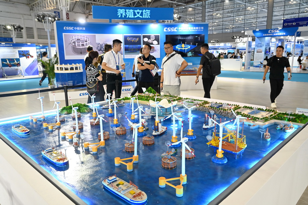 10月16日，與會人員在中國海洋裝備博覽會現場的藍色海洋經濟綜合體沙盤前參觀。新華社記者 周義 攝