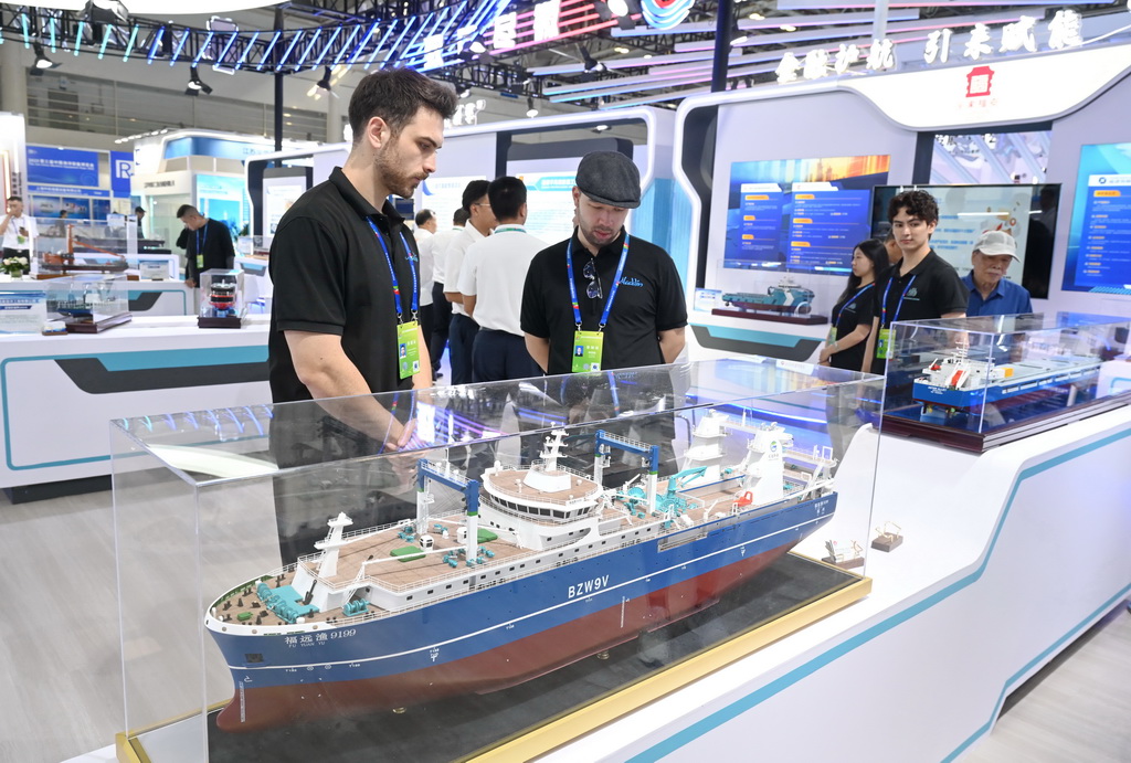 10月16日，與會人員在中國海洋裝備博覽會現場參觀。新華社記者 林善傳 攝