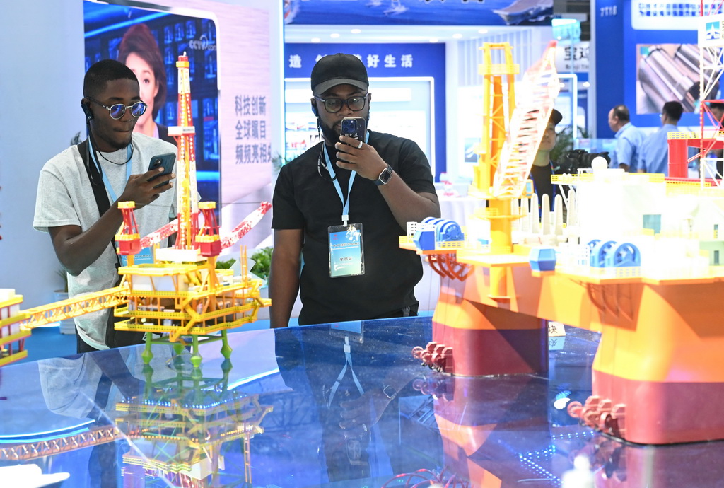 10月16日，與會人員在中國海洋裝備博覽會現場參觀拍攝。新華社記者 周義 攝