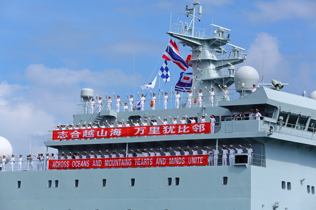 10月16日，戚繼光艦官兵在泰國梭桃邑港向民眾致意。新華社記者 孫瑋彤 攝