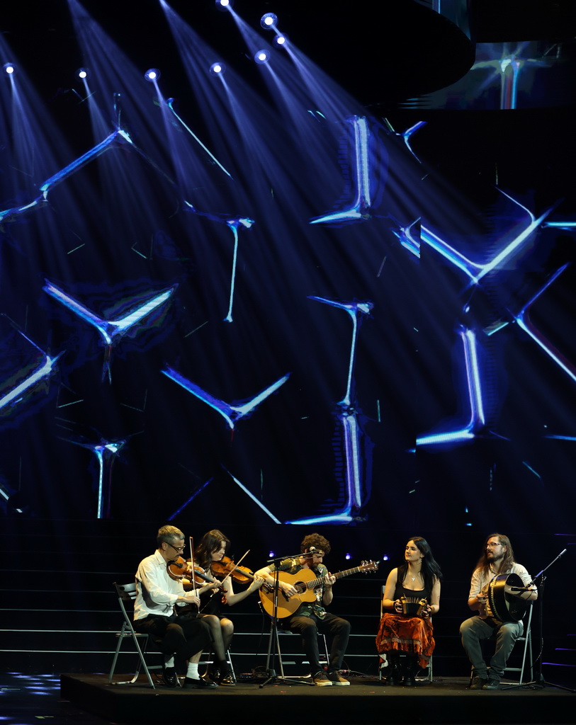 10月16日，英國北愛爾蘭孤獨喬治樂隊在表演器樂合唱《陽光的多納爾》。