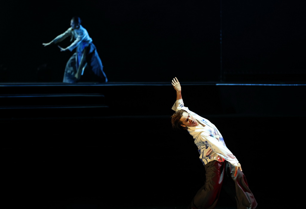 10月16日，中國舞動青春藝術團在表演舞蹈《橋》。