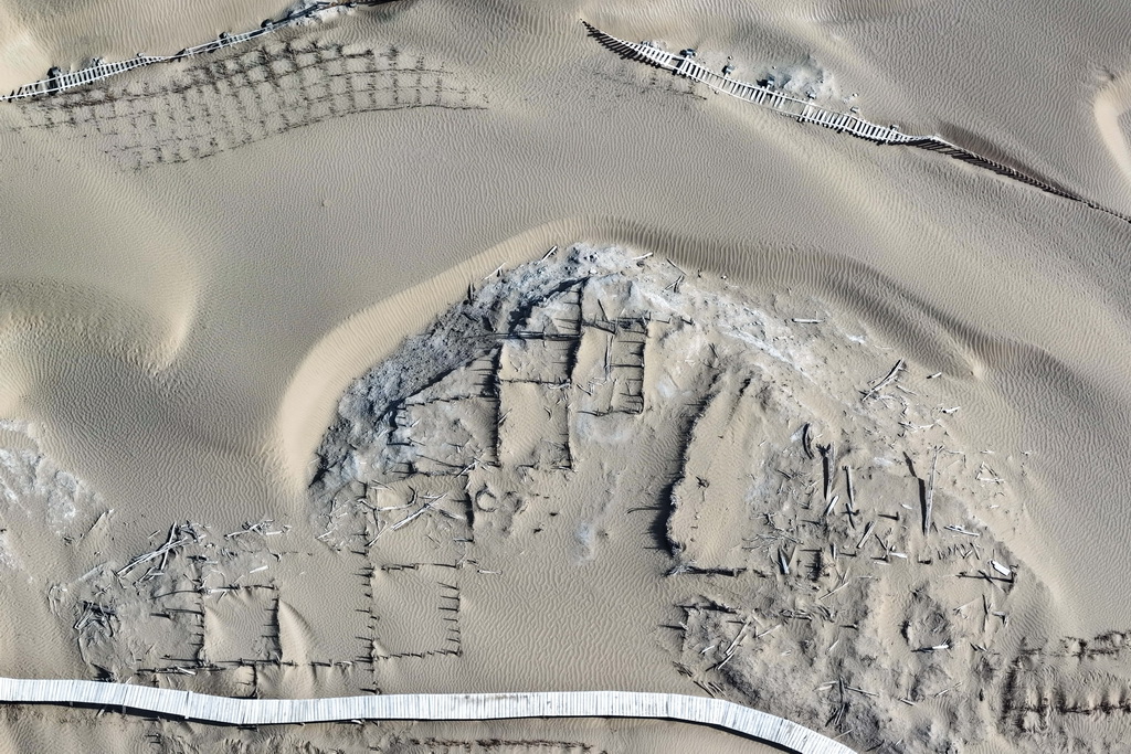 這是尼雅遺址內建筑遺跡等（無人機照片，10月17日攝）。