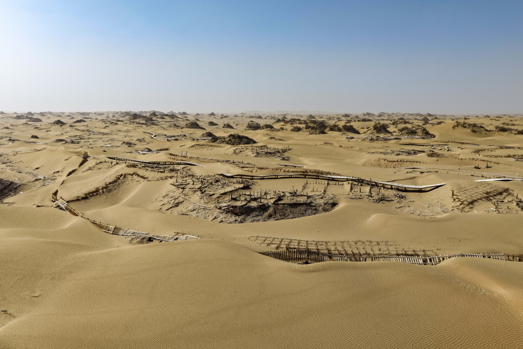 這是尼雅遺址內建筑遺跡等（無人機照片，10月17日攝）。