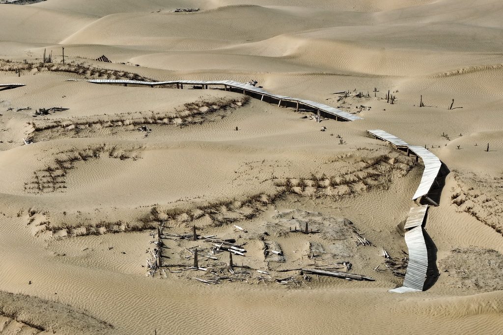 這是尼雅遺址內建筑遺跡等（無人機照片，10月17日攝）。