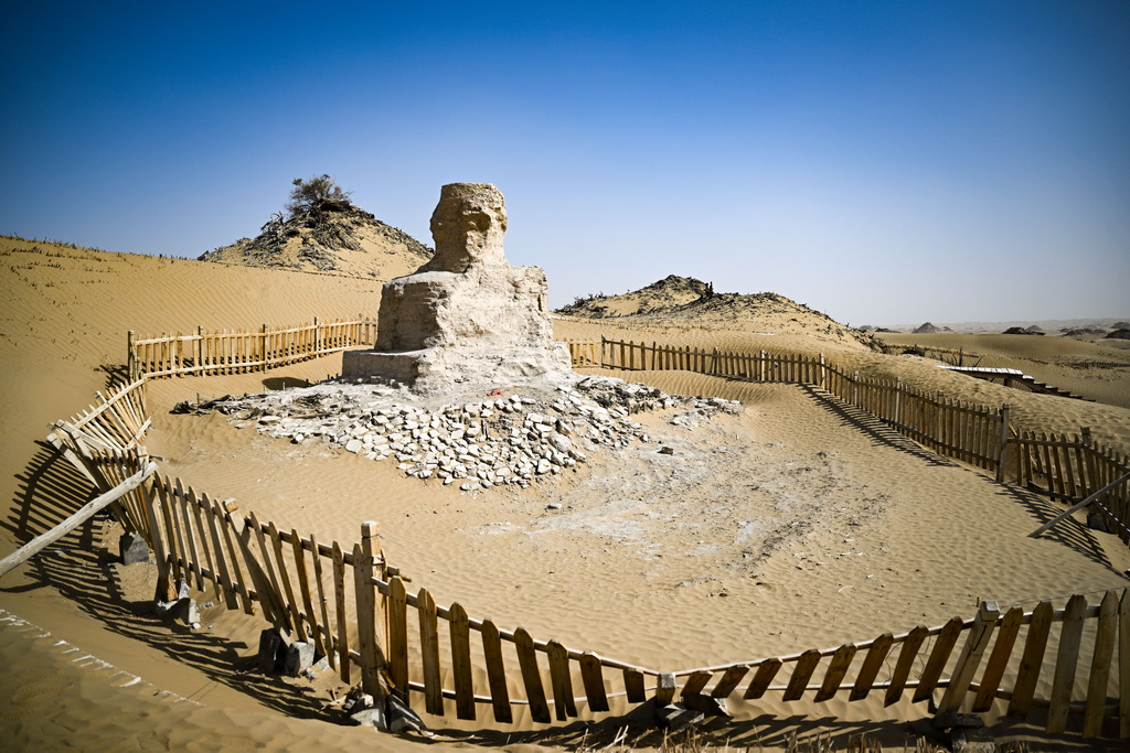 這是尼雅遺址內的佛塔（10月17日攝）。