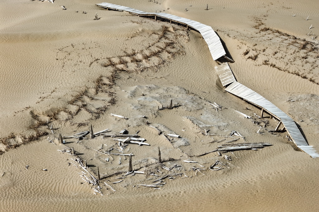 這是尼雅遺址內建筑遺跡等（無人機照片，10月17日攝）。